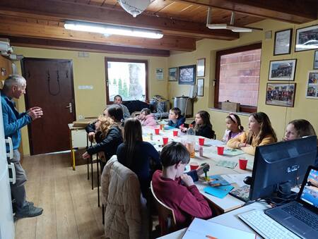 IMG-f6a494b2e407657fdfc2bf5a4329f292-V