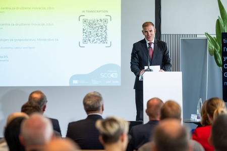 Playfilm.si-7896